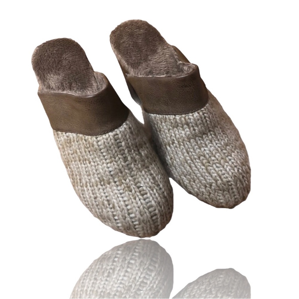Muk Luks Mules Slip Ons Soft Fuzzy Size 9 Pre-loved